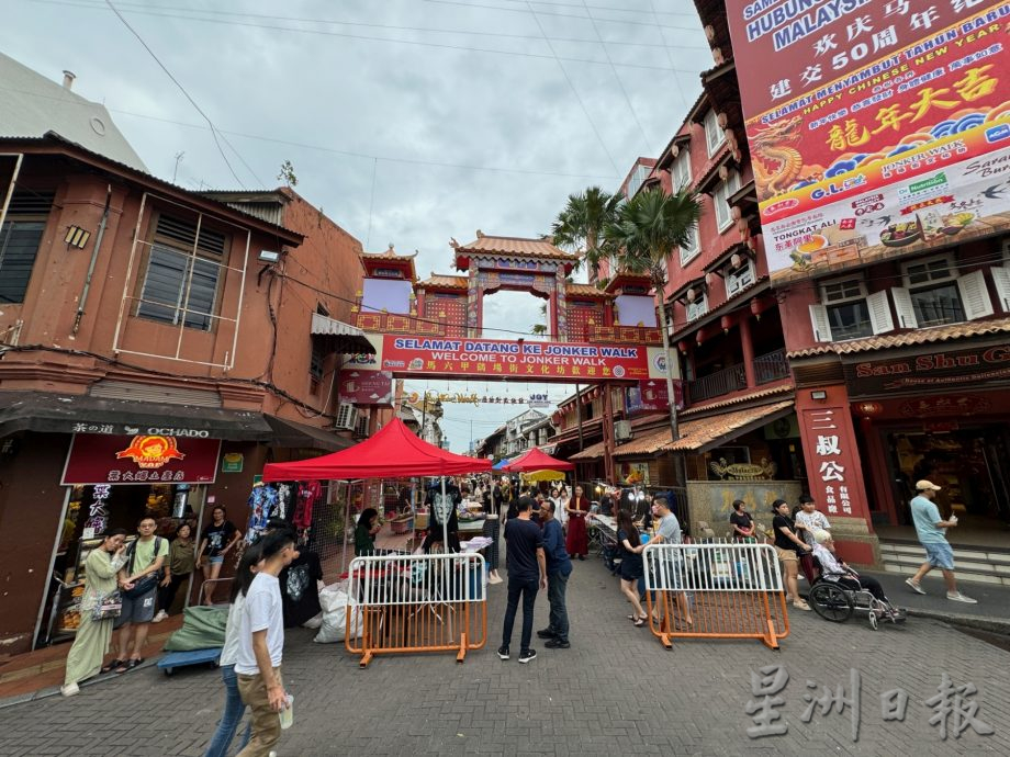 (古城封面主文)方便华裔过年·首长宣布无车区减至21小时至2月杪