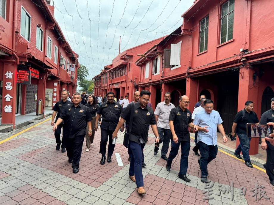 (古城封面主文)方便华裔过年·首长宣布无车区减至21小时至2月杪