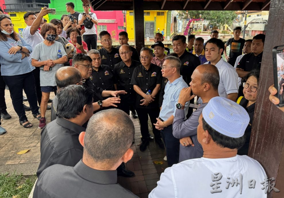 (古城封面主文)方便华裔过年·首长宣布无车区减至21小时至2月杪