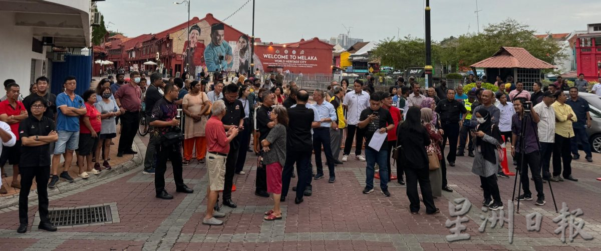 (古城封面主文)方便华裔过年·首长宣布无车区减至21小时至2月杪