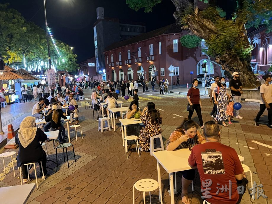 (古城封面主文)方便华裔过年·首长宣布无车区减至21小时至2月杪