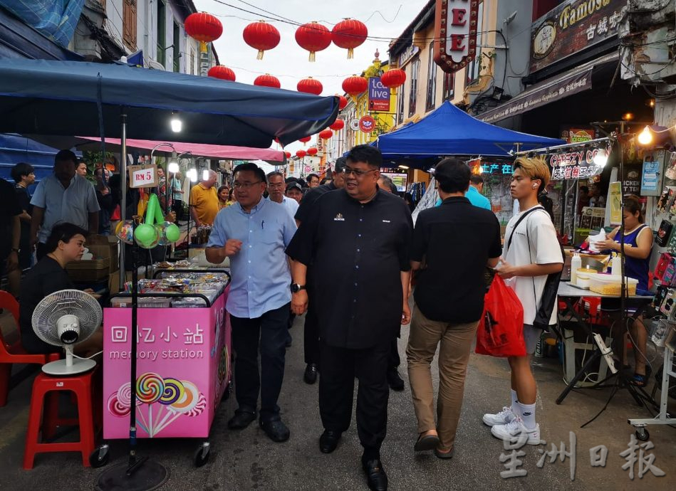 (古城封面主文)方便华裔过年·首长宣布无车区减至21小时至2月杪