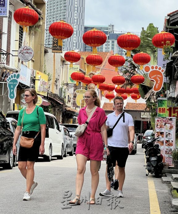 （古城封面主文）老街红灯笼高挂年味浓·甲独有年景欢迎游客