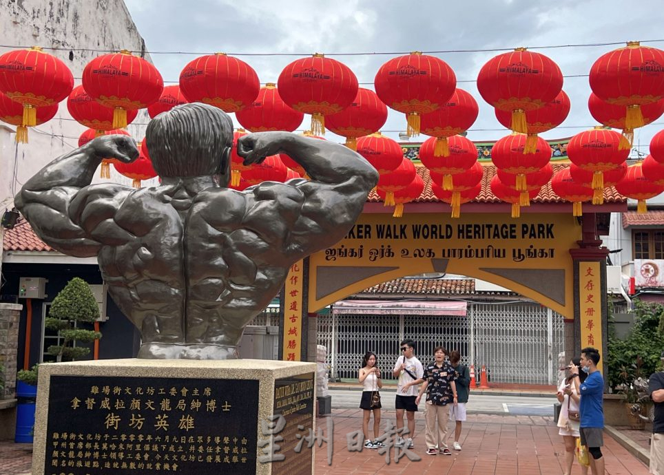 (古城封面主文)老街红灯笼高挂年味浓·甲独有年景欢迎游客