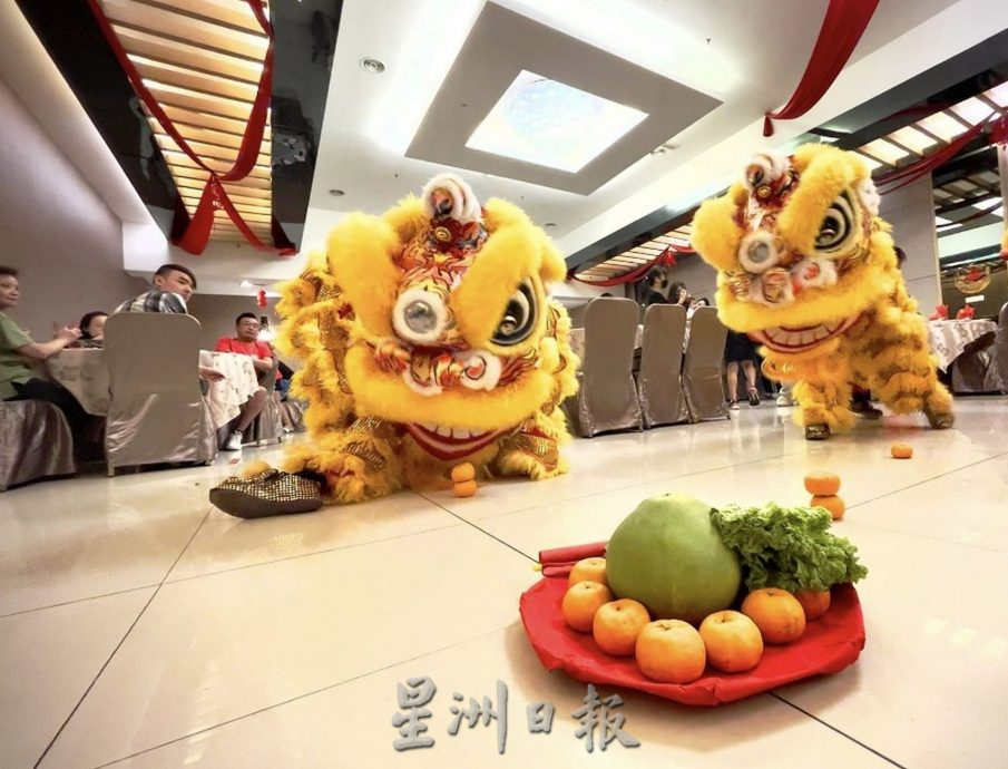 （古城封面主文）龙年春节醒狮采青，旺！