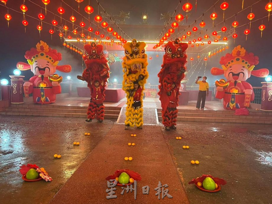 （古城封面主文）龙年春节醒狮采青，旺！