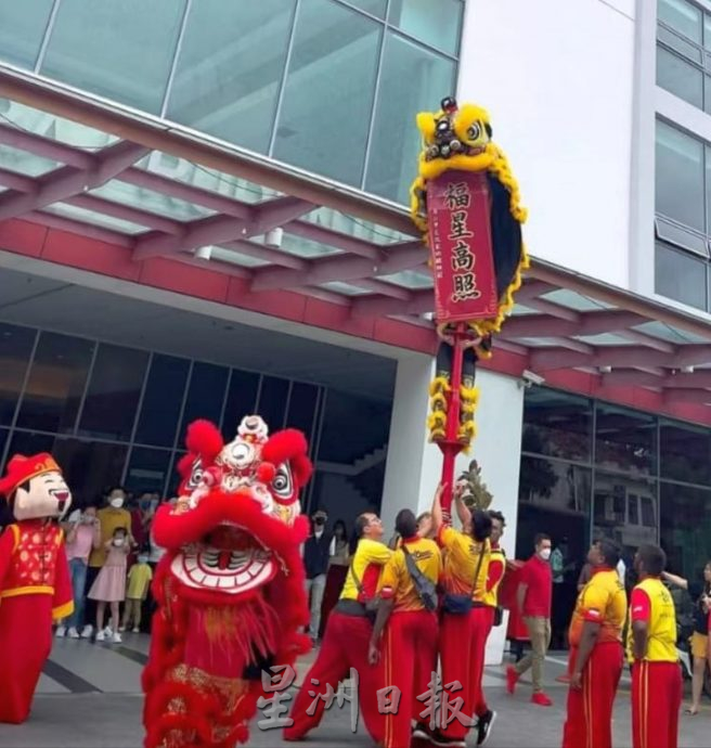 （古城封面主文）龙年春节醒狮采青，旺！