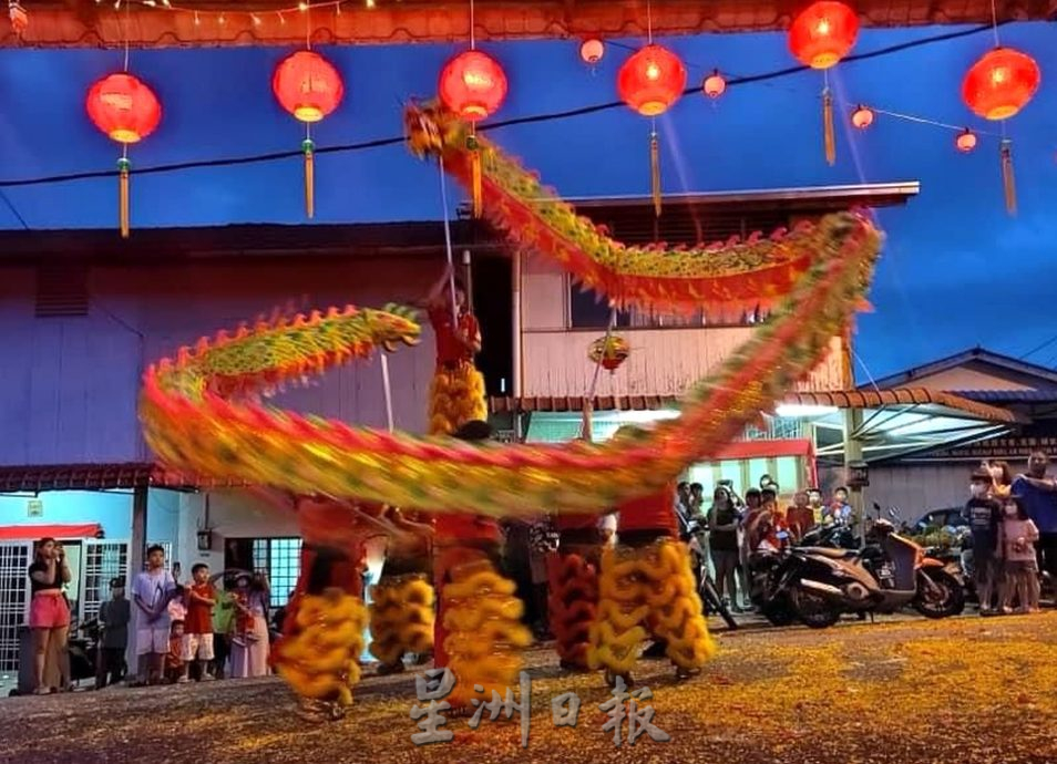 （古城封面主文）龙年春节醒狮采青，旺！