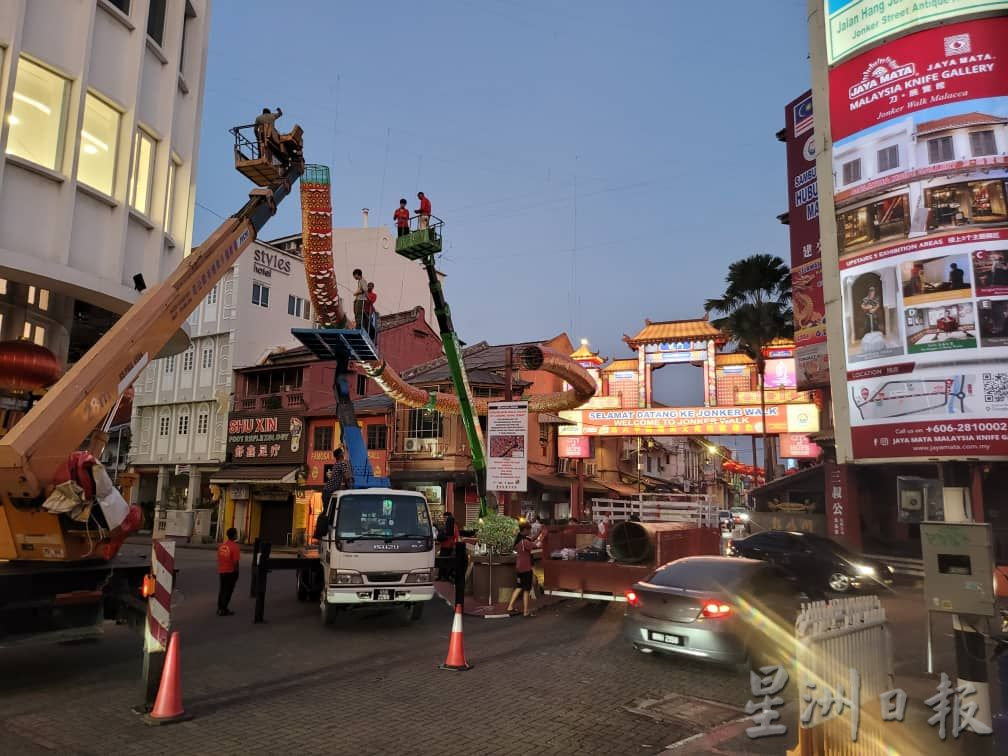 （古城第三版主文）鸡场街祥龙，升空了！