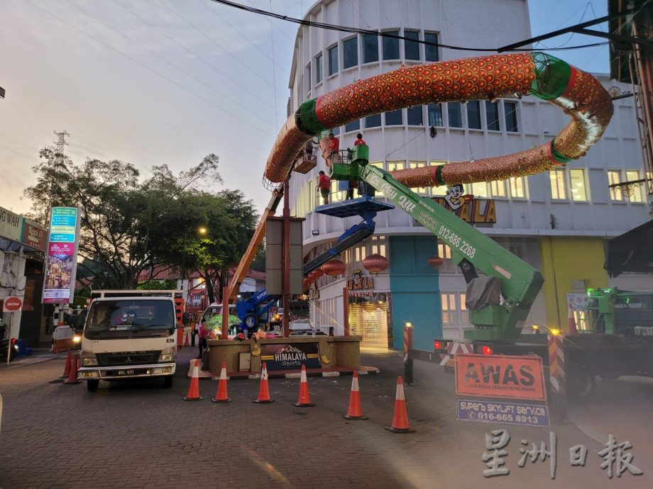 （古城第三版主文）鸡场街祥龙，升空了！