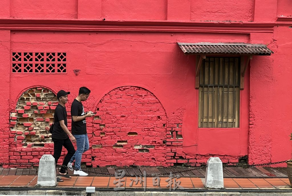 （古城第二版主文）吉灵街河畔老屋换装·热情迎接游客到来