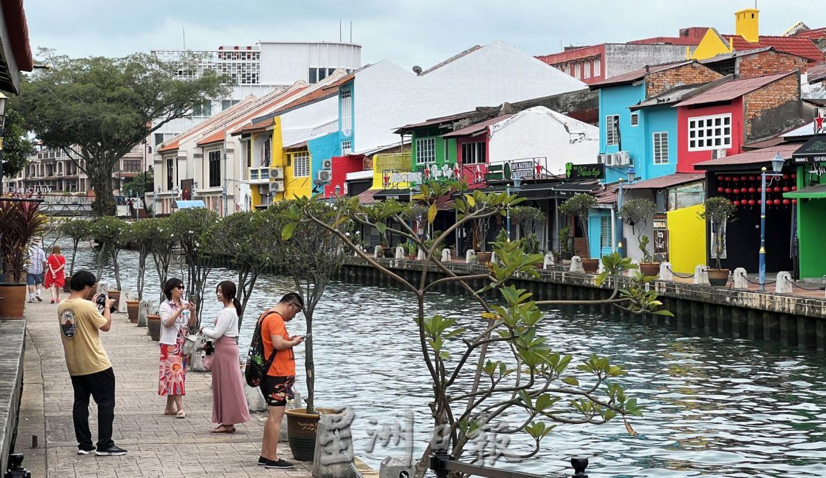 （古城第二版主文）吉灵街河畔老屋换装·热情迎接游客到来