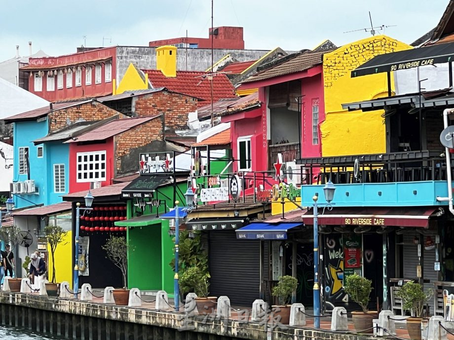 （古城第二版主文）吉灵街河畔老屋换装·热情迎接游客到来