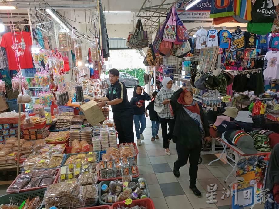 (古城第二版主文)市长:海上花商贩可申请在外营业