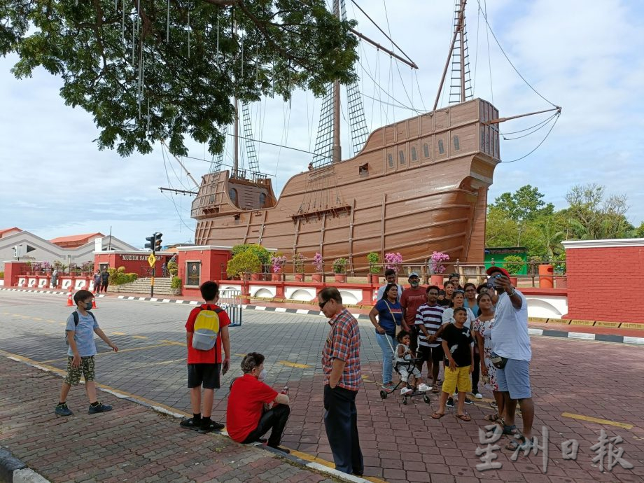 (古城第二版主文)市长:海上花商贩可申请在外营业