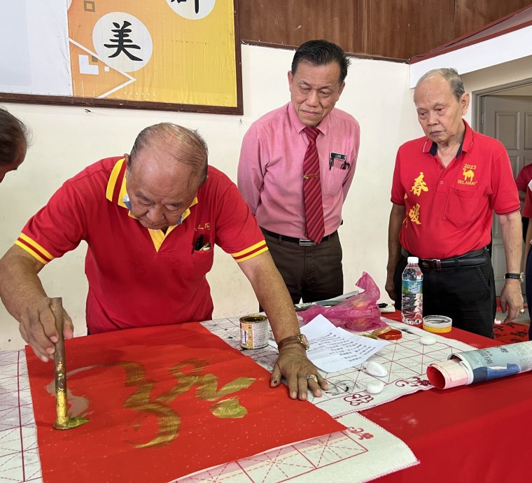 （古城第二版主文）春暖人间 家家贴春联 推介礼