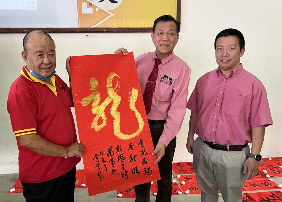（古城第二版主文）春暖人间 家家贴春联 推介礼