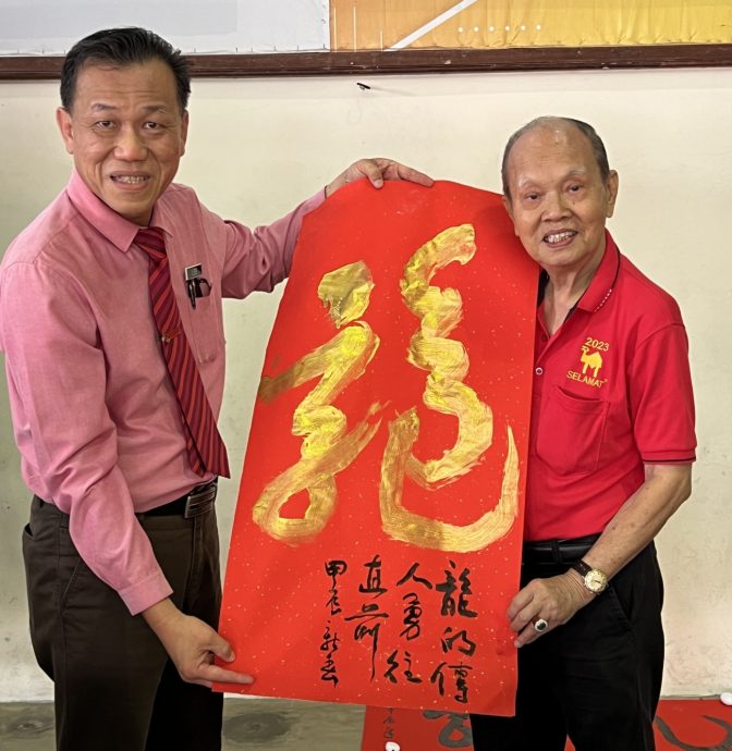 （古城第二版主文）春暖人间 家家贴春联 推介礼