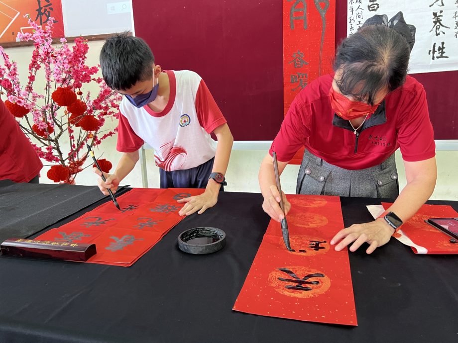 （古城第二版主文）春暖人间 家家贴春联 推介礼