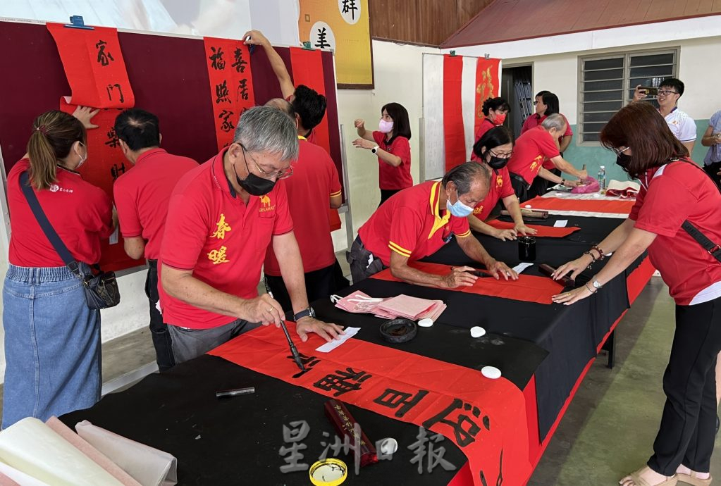 （古城第二版主文）春暖人间 家家贴春联 推介礼