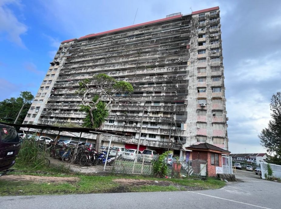 (古城第二版主文)郑和将军组屋A座墙面剥落砸中轿车