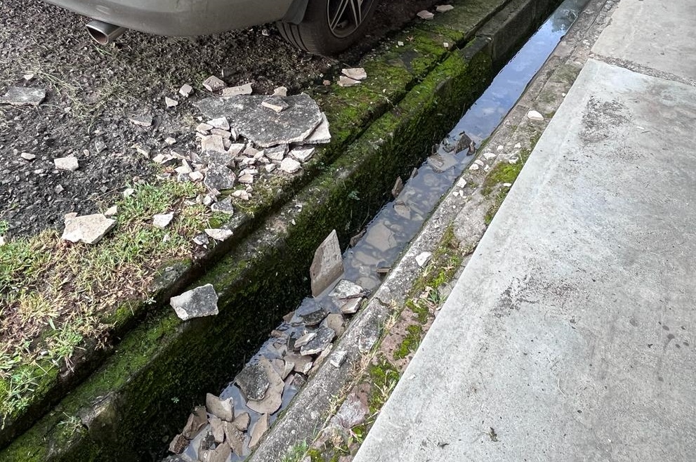 (古城第二版主文)郑和将军组屋A座墙面剥落砸中轿车