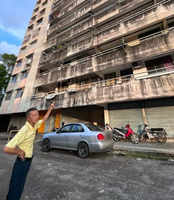 (古城第二版主文)郑和将军组屋A座墙面剥落砸中轿车