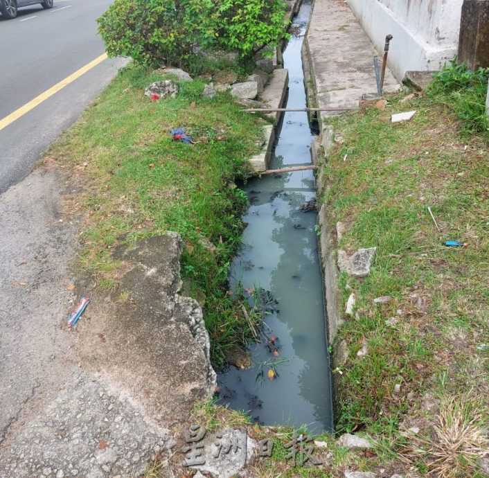 (古城第六版主文)水涵堆在路旁,一搁就是5年