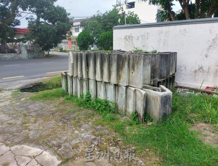 (古城第六版主文)水涵堆在路旁,一搁就是5年