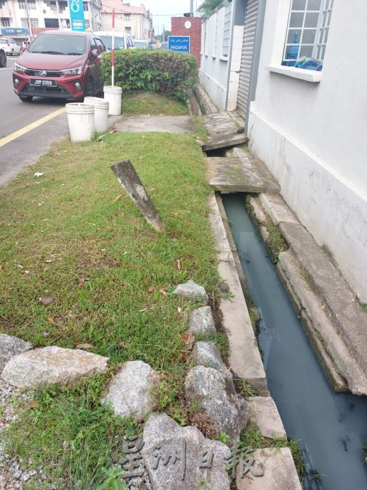 (古城第六版主文)水涵堆在路旁,一搁就是5年