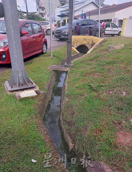 (古城第六版主文)水涵堆在路旁,一搁就是5年