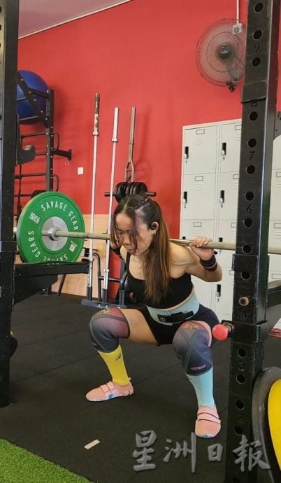 (古城第四版主文)业余力量举重训练运动员 为国争光