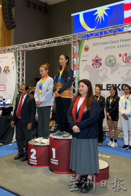 (古城第四版主文)业余力量举重训练运动员 为国争光