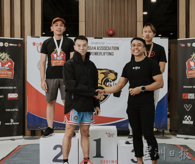 (古城第四版主文)业余力量举重训练运动员 为国争光