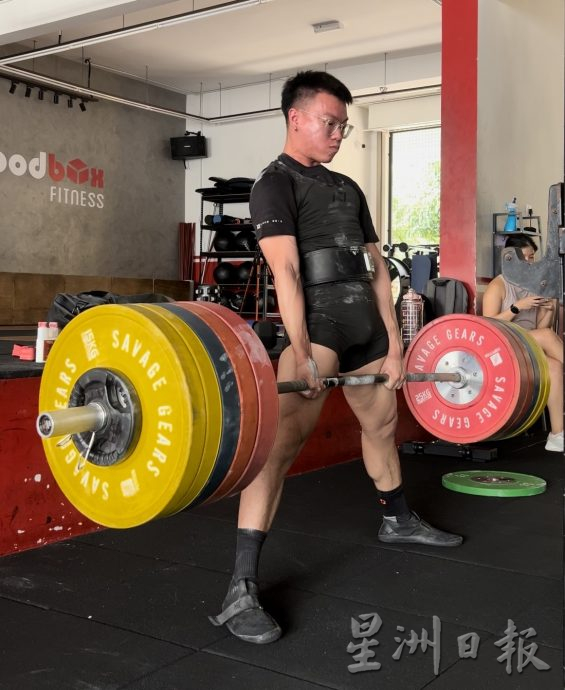 (古城第四版主文)业余力量举重训练运动员 为国争光