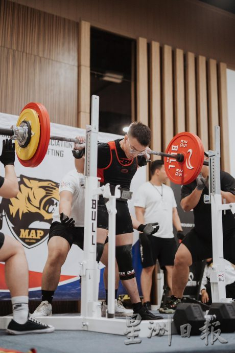 (古城第四版主文)业余力量举重训练运动员 为国争光