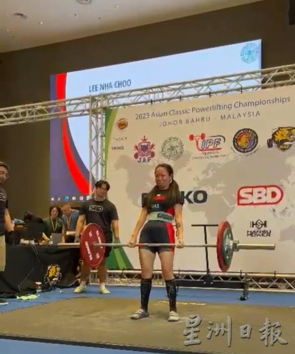 (古城第四版主文)业余力量举重训练运动员 为国争光