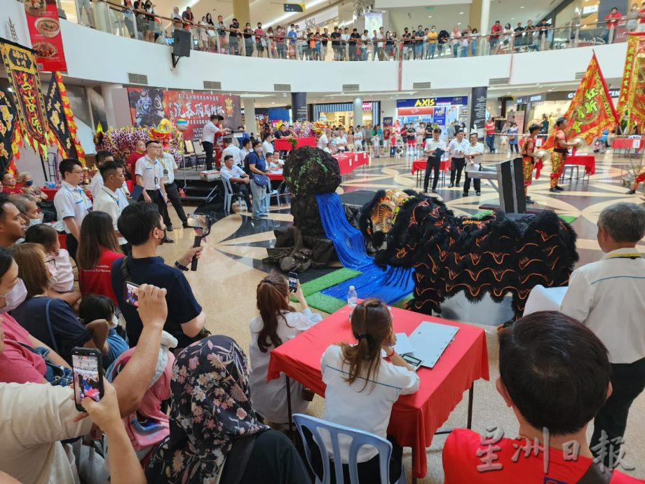 (古城第四版主文)陈江荣:舞狮是我们引以为傲的文化,在海内外发扬光大