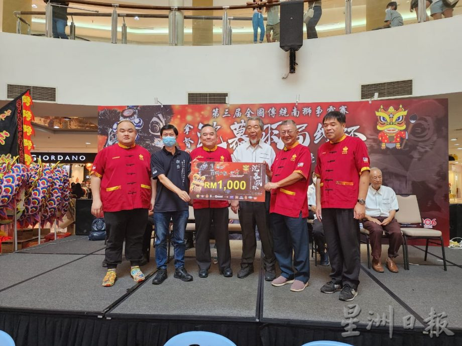 (古城第四版主文)陈江荣:舞狮是我们引以为傲的文化,在海内外发扬光大