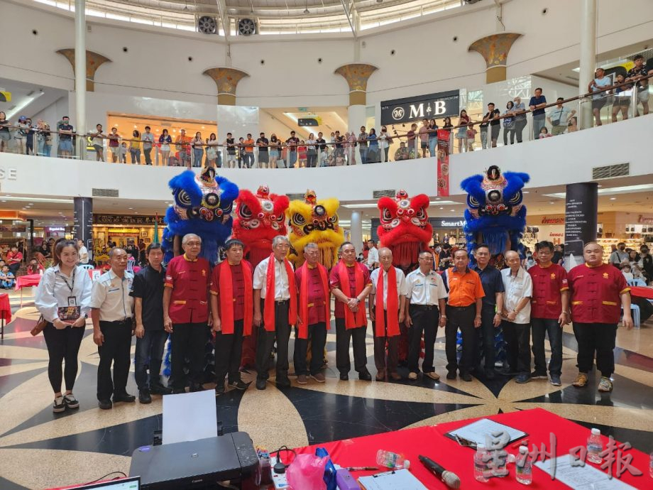 (古城第四版主文)陈江荣:舞狮是我们引以为傲的文化,在海内外发扬光大