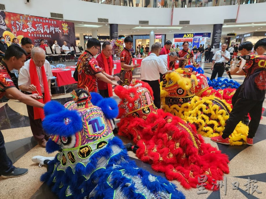 (古城第四版主文)陈江荣:舞狮是我们引以为傲的文化,在海内外发扬光大