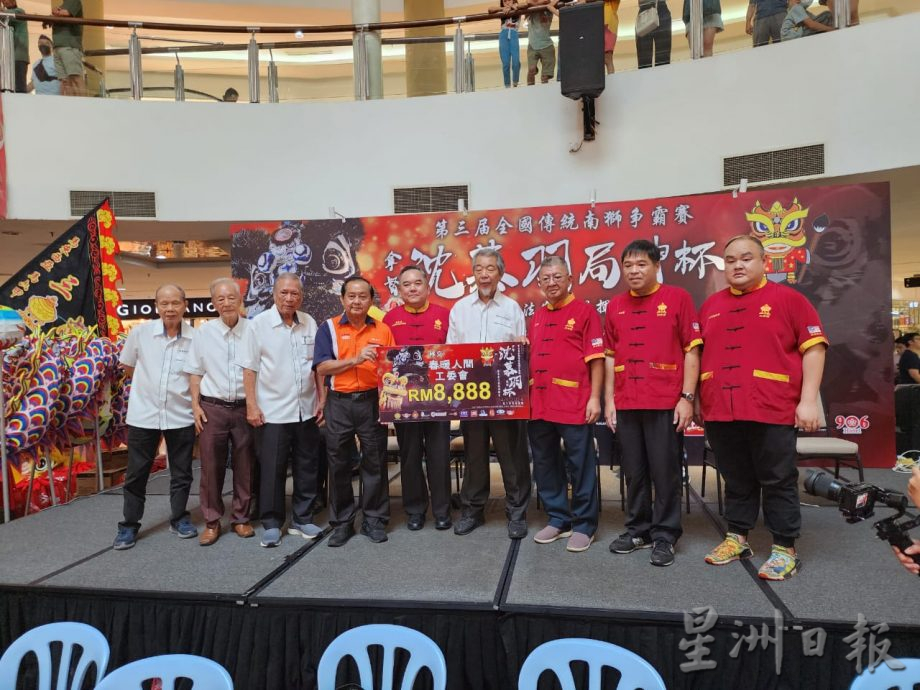 (古城第四版主文)陈江荣:舞狮是我们引以为傲的文化,在海内外发扬光大