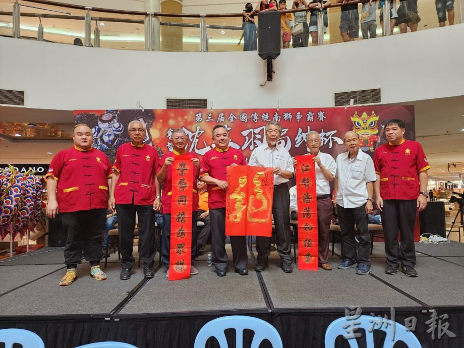 (古城第四版主文)陈江荣:舞狮是我们引以为傲的文化,在海内外发扬光大