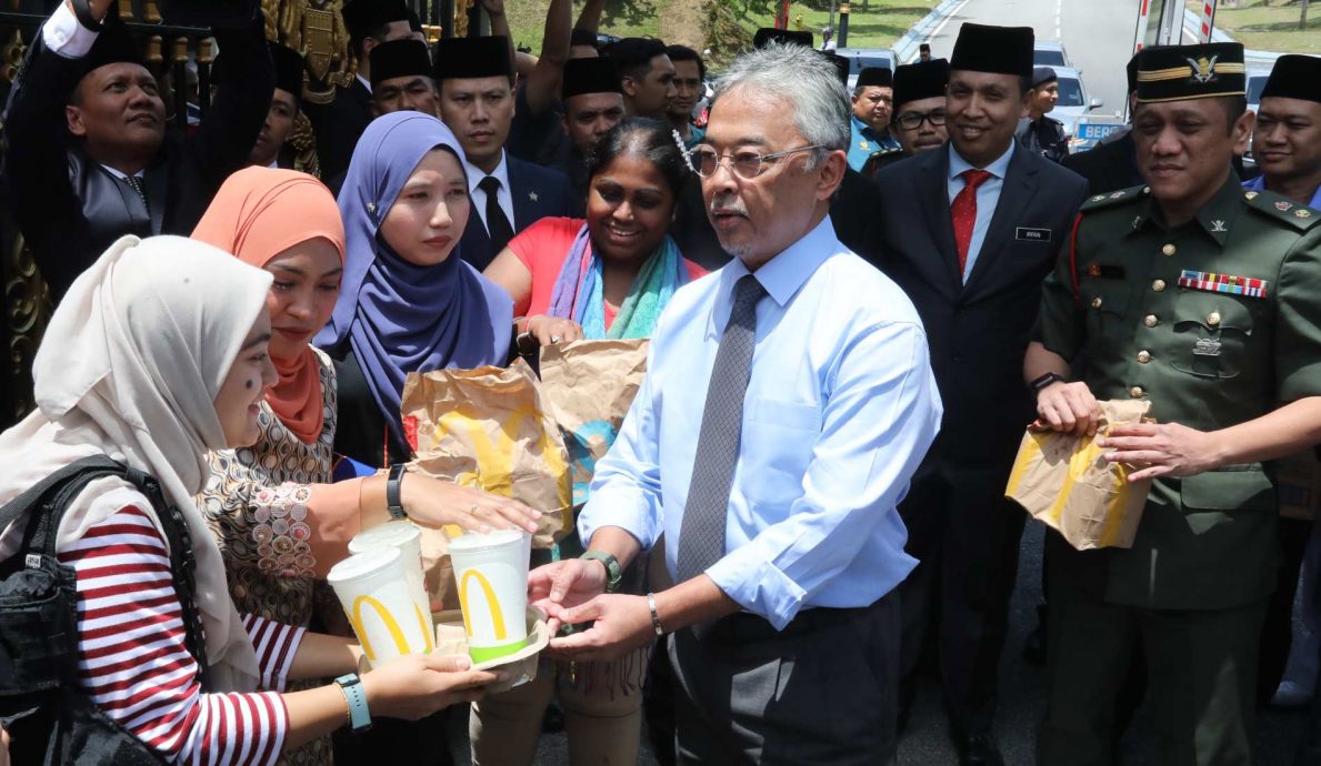 元首卸任 | 把百姓放心上曾流下男儿泪 风雨不改与民同在