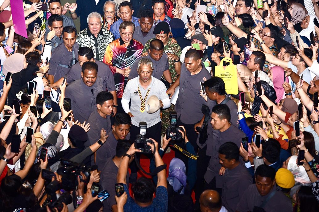 元首卸任 | 把百姓放心上曾流下男儿泪 风雨不改与民同在