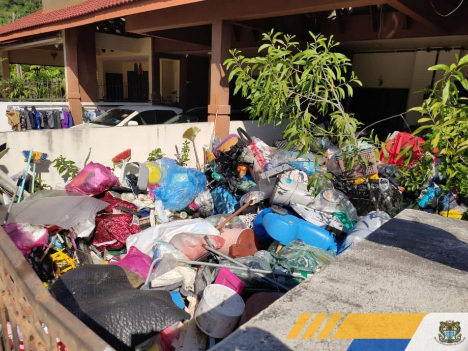 (大北马)住宅区出现“垃圾屋”