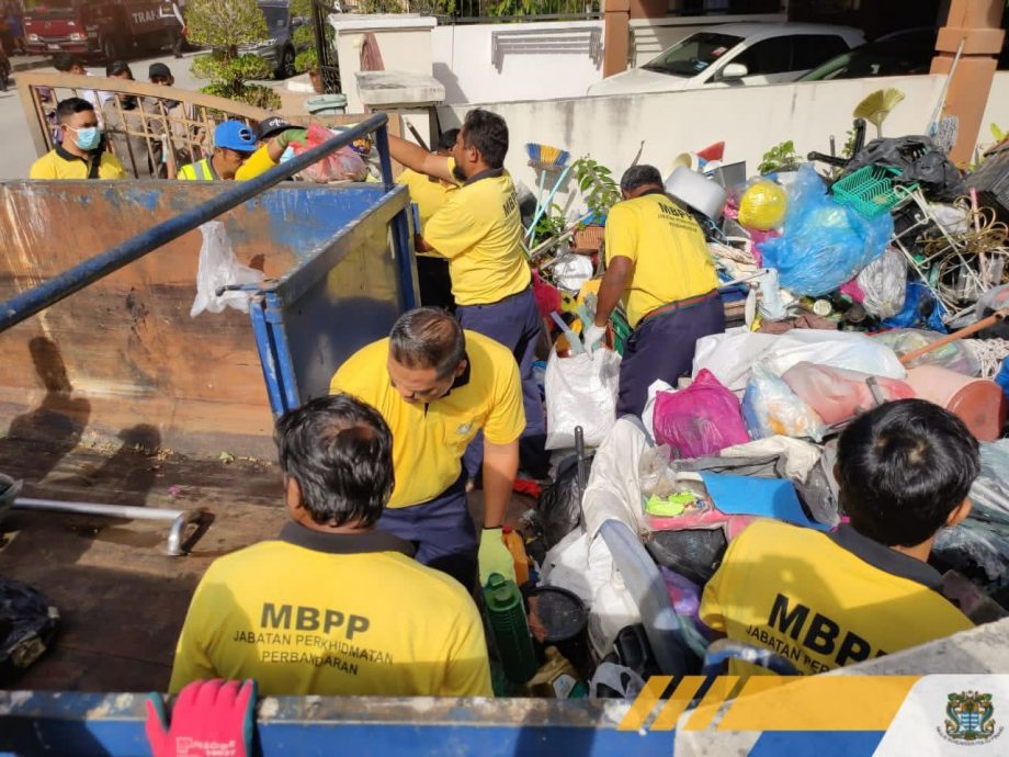 (大北马)住宅区出现“垃圾屋”