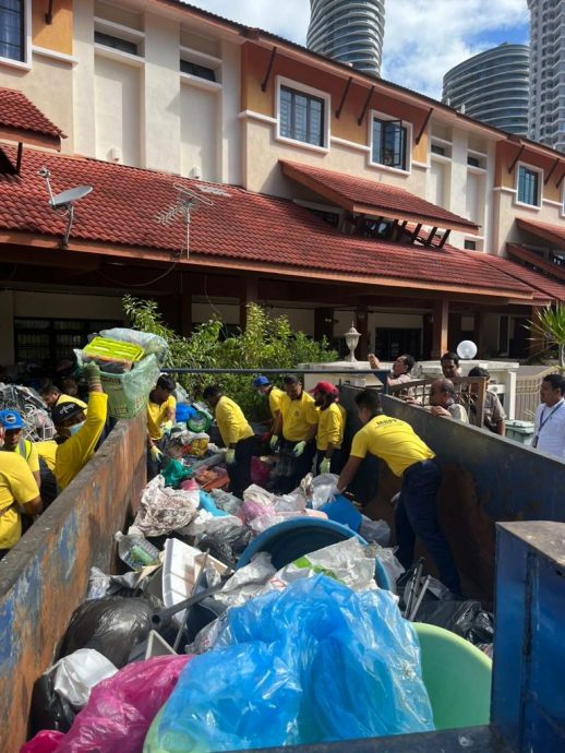 (大北马)住宅区出现“垃圾屋”