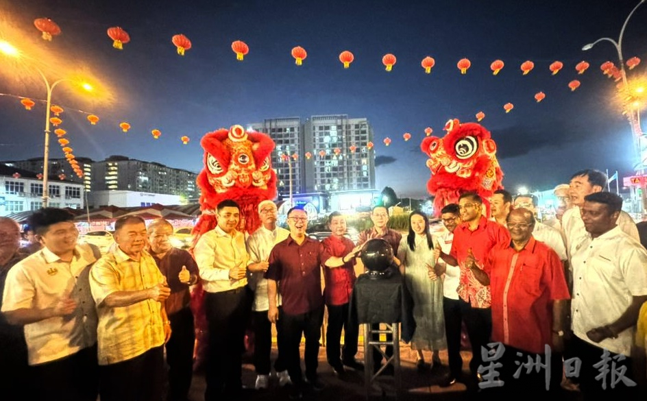 （大北马）全长4.2公里的拉惹乌达路万盏灯笼再亮起，形成一片浪漫灯海。