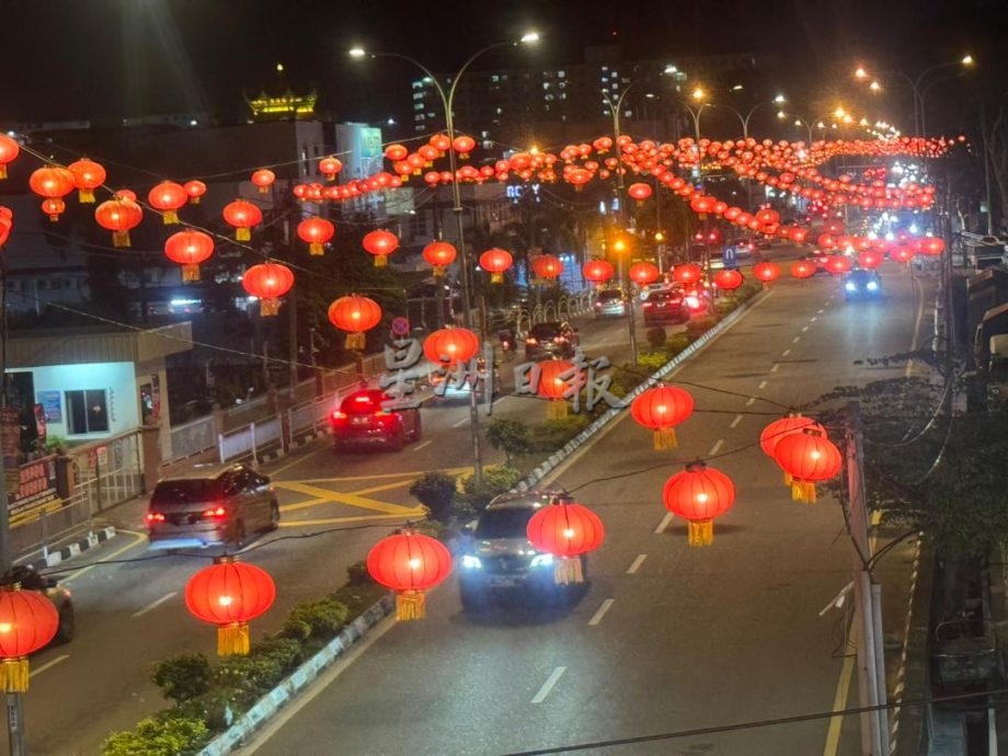 （大北马）全长4.2公里的拉惹乌达路万盏灯笼再亮起，形成一片浪漫灯海。